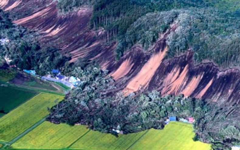hokkaido-earthquake-landslide (image from the Guardian)